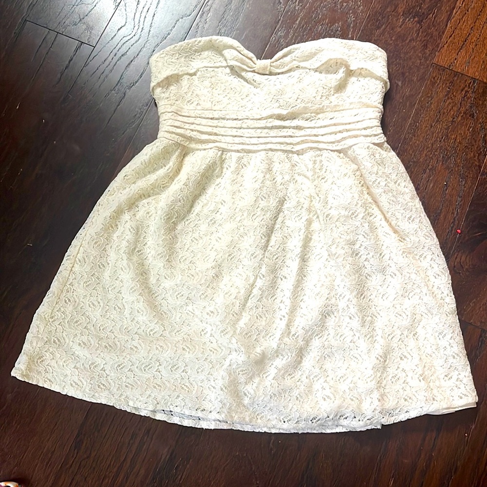 White laceStrapless dress